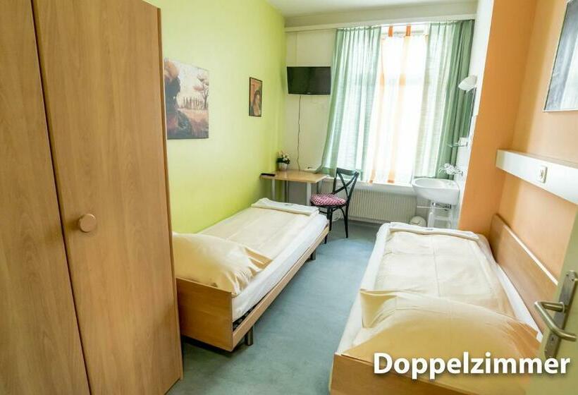 اتاق استاندارد با سرویس بهداشتی مشترک, & Backpackers Zak Schaffhausen