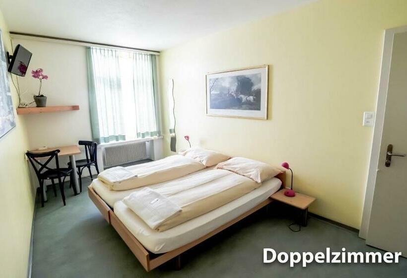 اتاق استاندارد با سرویس بهداشتی مشترک, & Backpackers Zak Schaffhausen