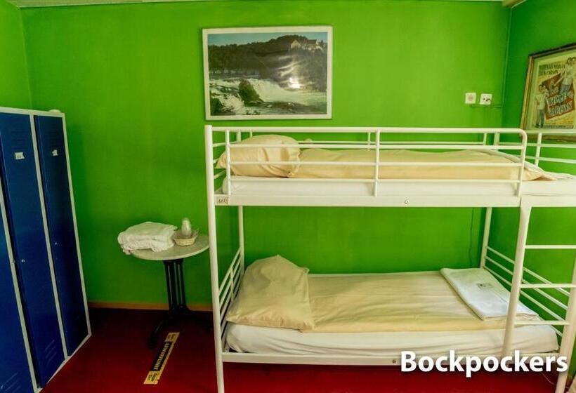 تختخواب در اتاق مشترک, & Backpackers Zak Schaffhausen