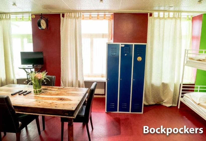 تختخواب در اتاق مشترک, & Backpackers Zak Schaffhausen