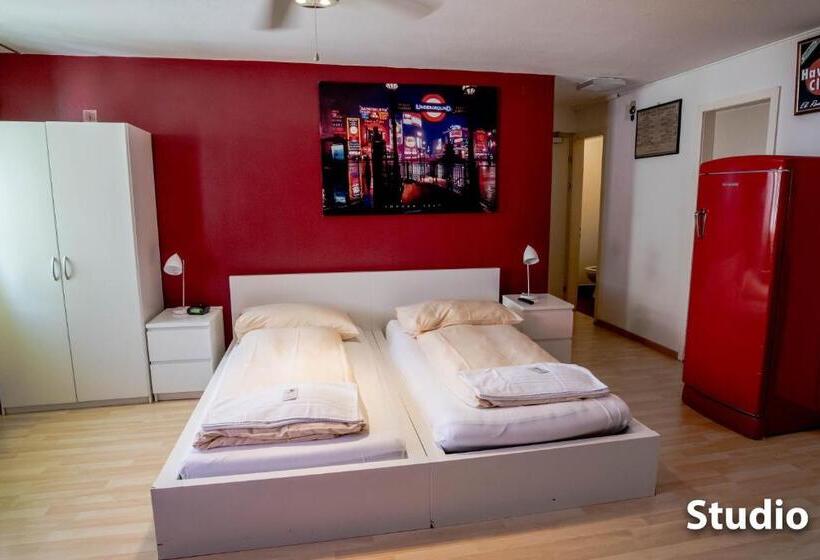 استودیوی استاندارد, & Backpackers Zak Schaffhausen