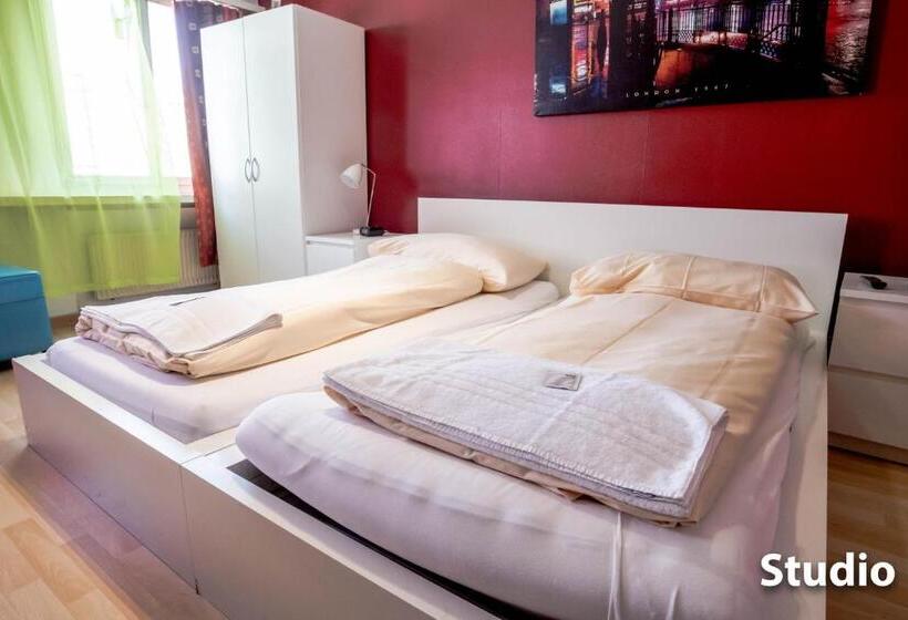 استودیوی استاندارد, & Backpackers Zak Schaffhausen