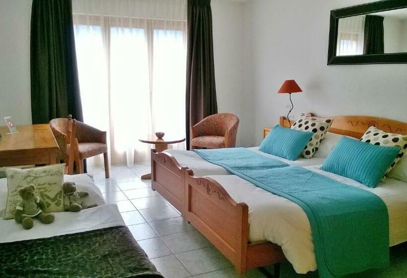 اتاق استاندارد سه نفره, Hôtel De Fully