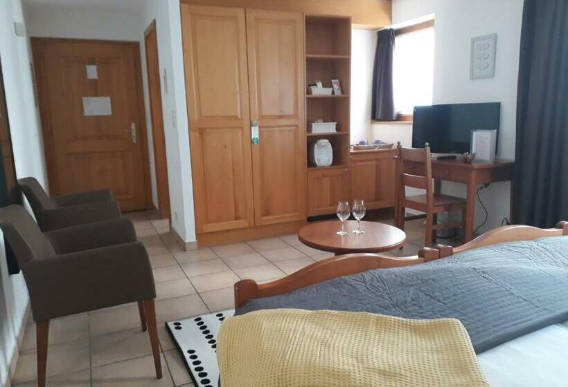 اتاق استاندارد سه نفره, Hôtel De Fully