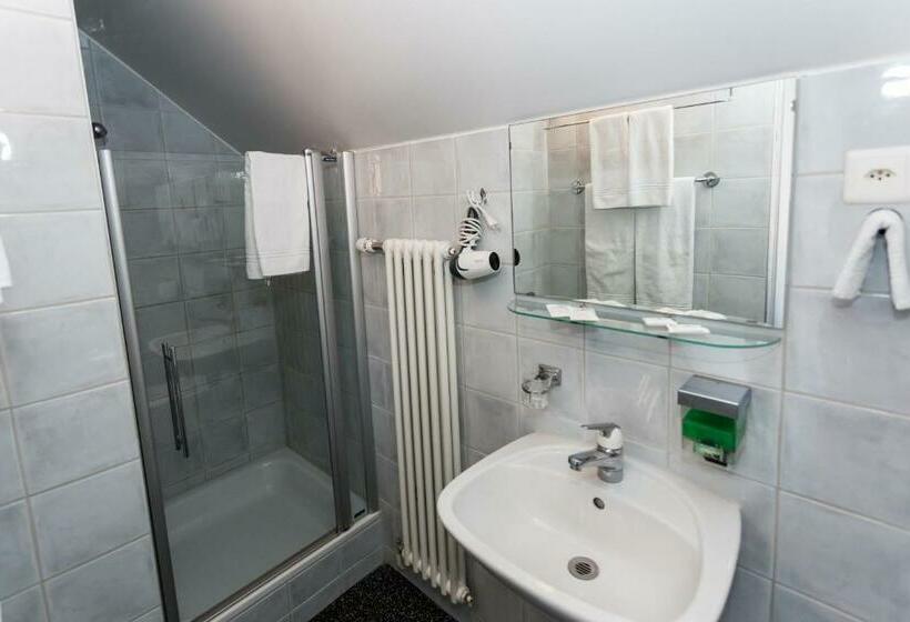 اتاق استاندارد چهار تخته, Landhaus