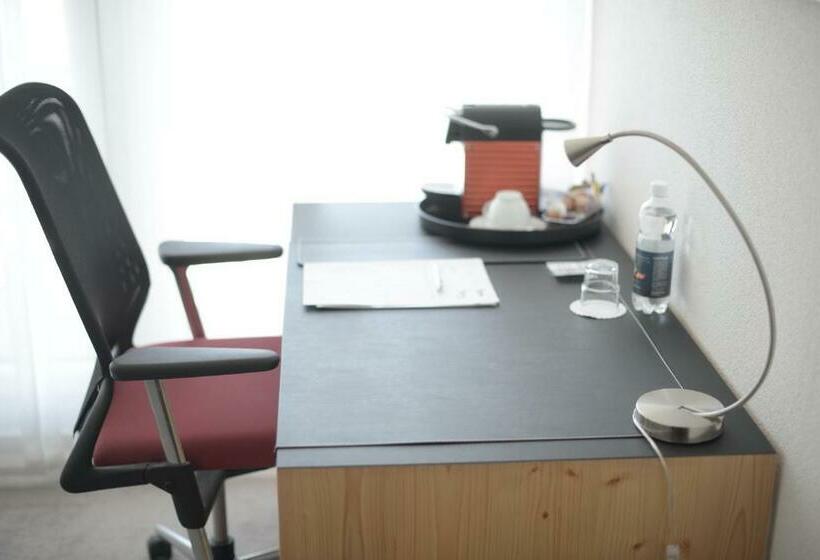 اتاق استاندارد, Q.c.m. Campus