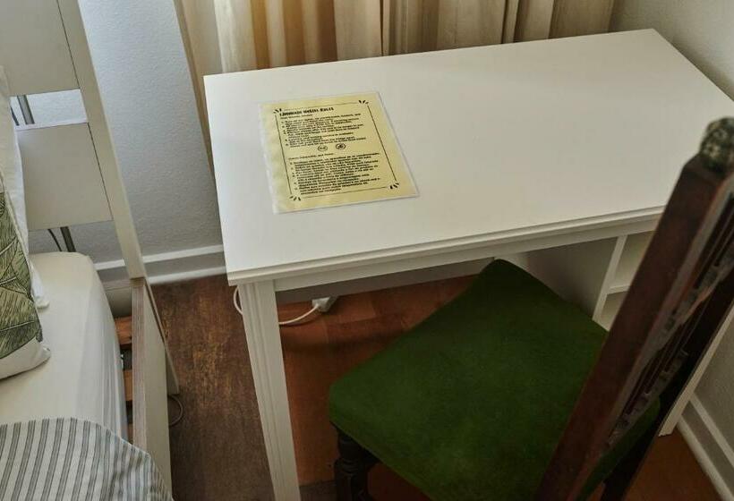 اتاق استاندارد با سرویس بهداشتی مشترک, Ljmonade Hostel