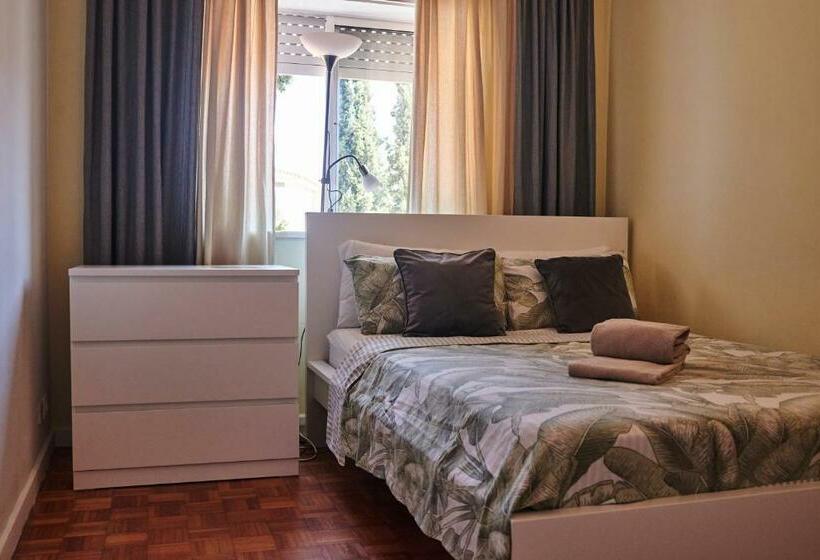اتاق استاندارد با سرویس بهداشتی مشترک, Ljmonade Hostel