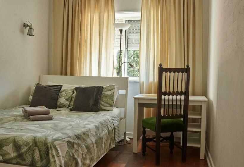 اتاق استاندارد با سرویس بهداشتی مشترک, Ljmonade Hostel