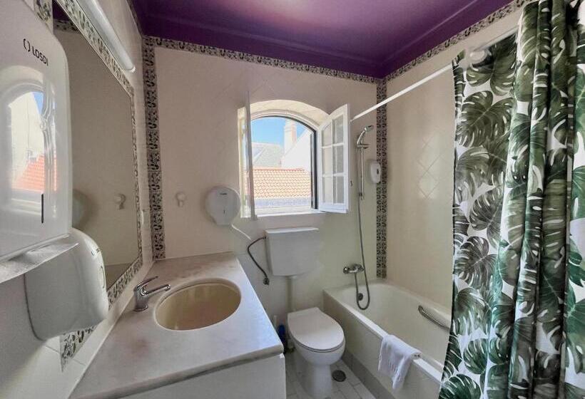 اتاق استاندارد با سرویس بهداشتی مشترک, Ljmonade Hostel