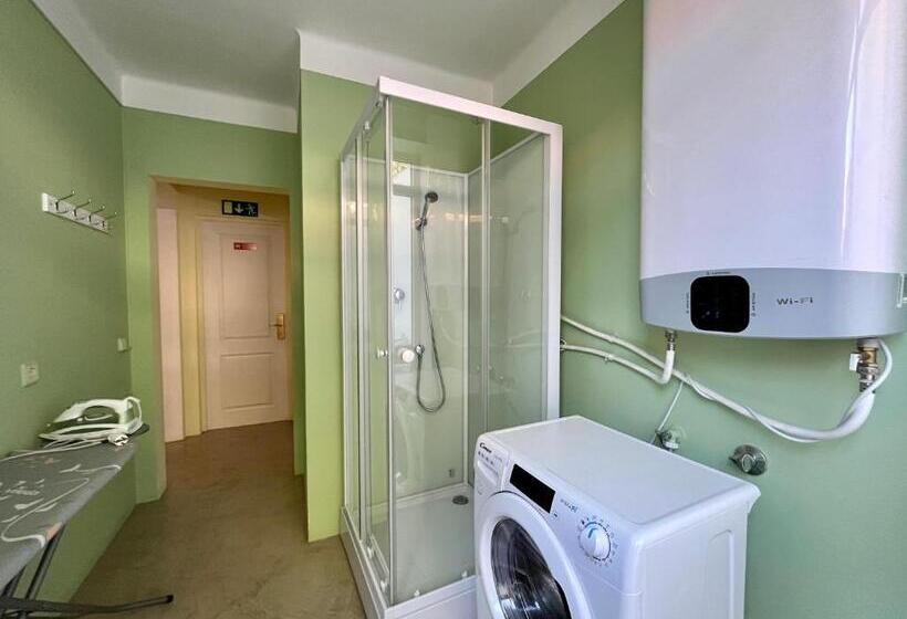 استودیوی استاندارد, Ljmonade Hostel