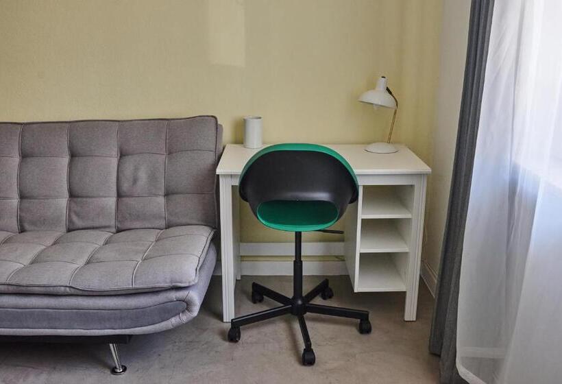 استودیوی استاندارد, Ljmonade Hostel