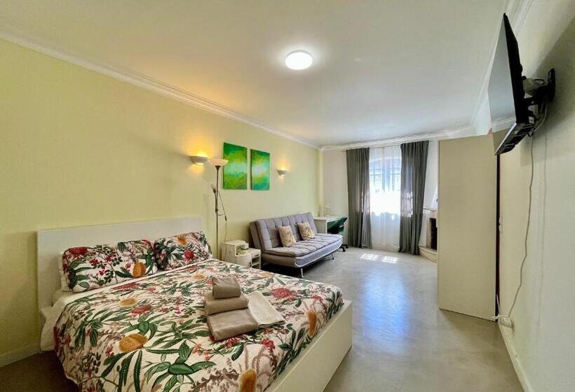 استودیوی استاندارد, Ljmonade Hostel