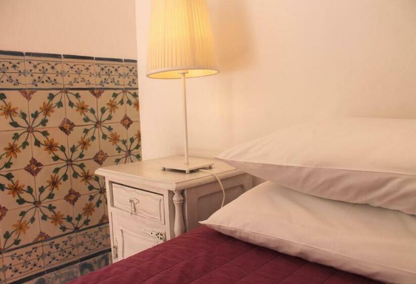 اتاق استاندارد با سرویس بهداشتی مشترک, Lost Inn Lisbon Hostel