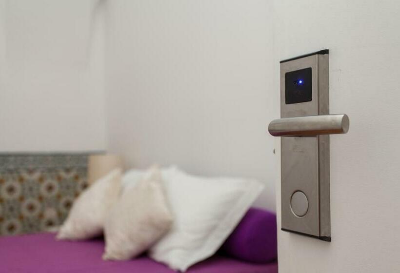 اتاق استاندارد با سرویس بهداشتی مشترک, Lost Inn Lisbon Hostel