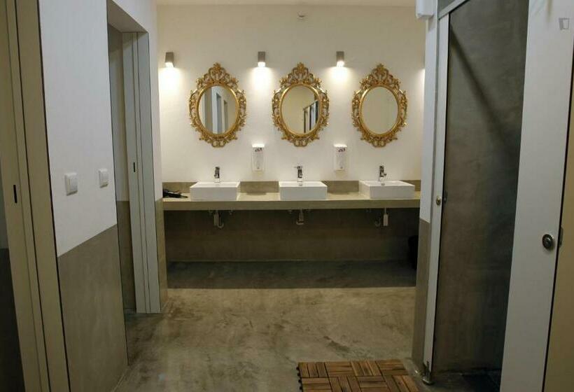 اتاق استاندارد با سرویس بهداشتی مشترک, Lost Inn Lisbon Hostel