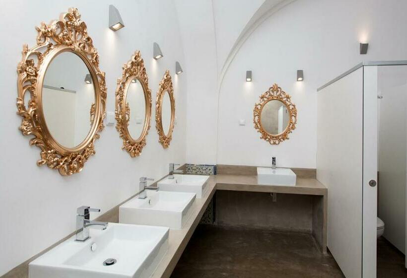 اتاق استاندارد با سرویس بهداشتی مشترک, Lost Inn Lisbon Hostel