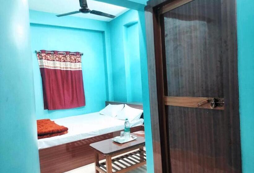 اتاق استاندارد چهار تخته, Ambika Near Famous Naulakha Temple
