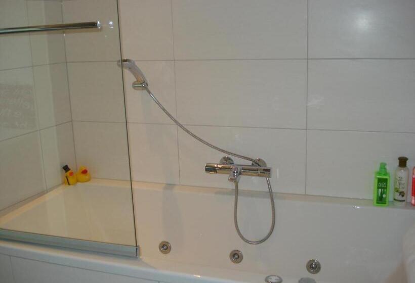 اتاق لوکس با وان آب گرم, B & B Leudal