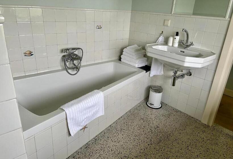 اتاق لوکس با چشم‌انداز دریا, Villa Nieuwland B&b