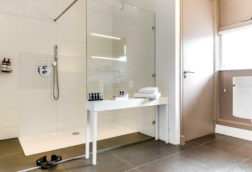 سوییت جونیور, Brasss Hotel Suites