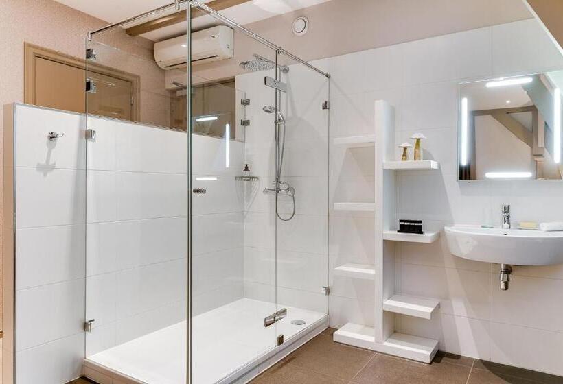 سوییت جونیور, Brasss Hotel Suites
