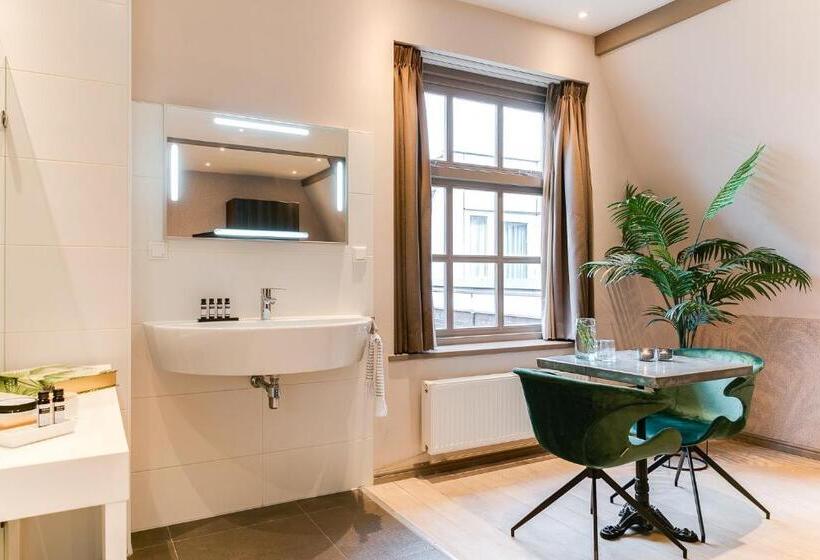 سوییت جونیور, Brasss Hotel Suites
