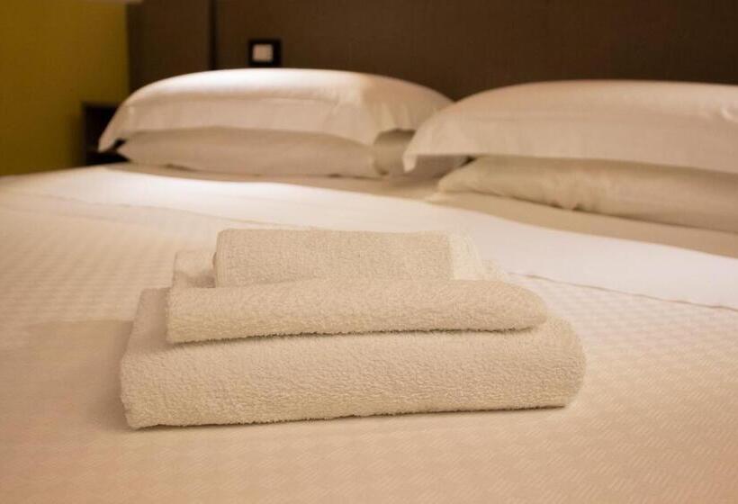 اتاق استاندارد سه نفره, Krino  Hotel Cafè