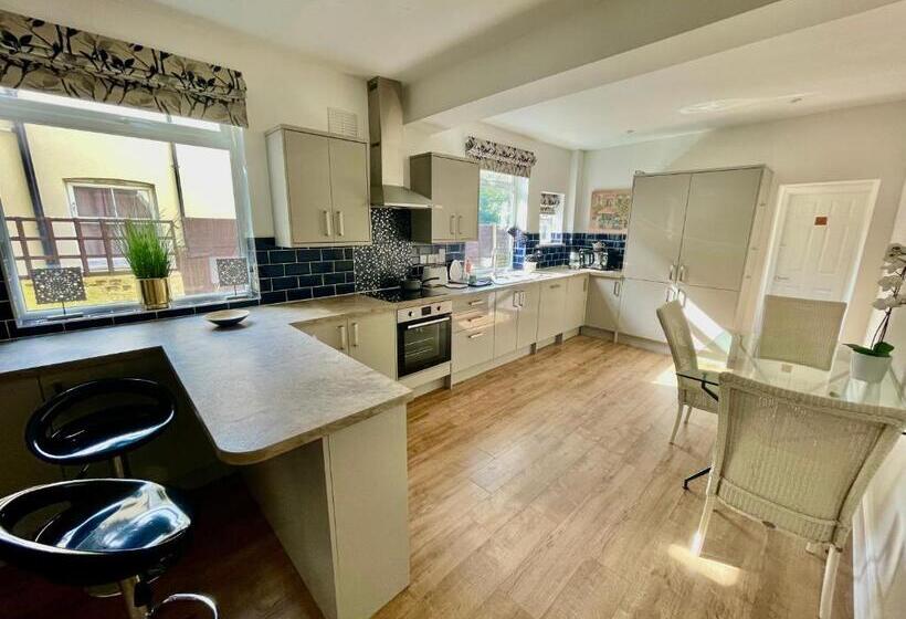 اتاق استاندارد با سرویس بهداشتی مشترک, Golden Triangle Townhouse