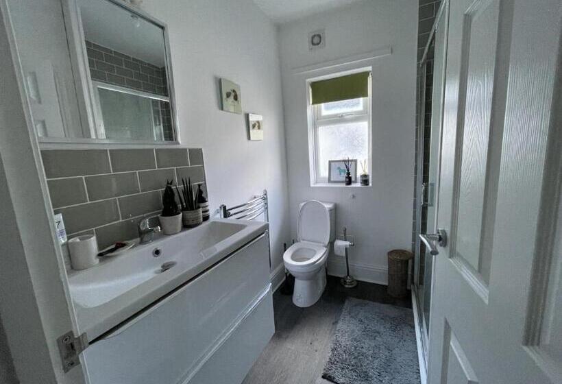 اتاق استاندارد با سرویس بهداشتی مشترک, Golden Triangle Townhouse