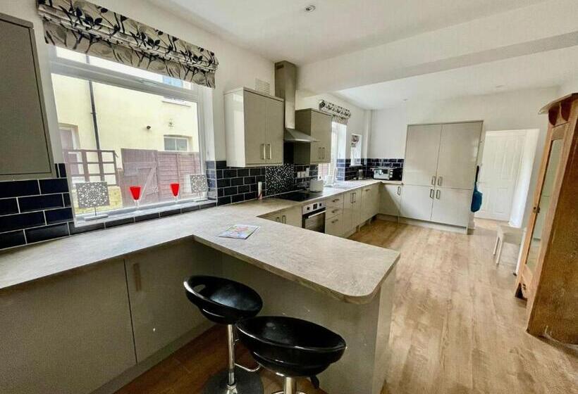 اتاق استاندارد با سرویس بهداشتی مشترک, Golden Triangle Townhouse