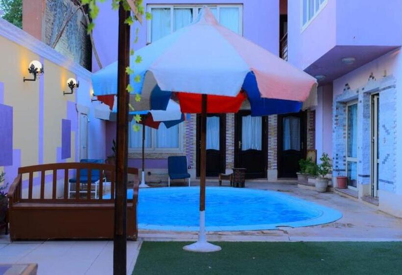 سوییت لوکس, Hoppa Guest House