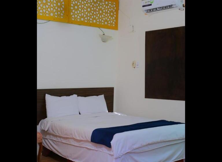 سوییت لوکس, Hoppa Guest House