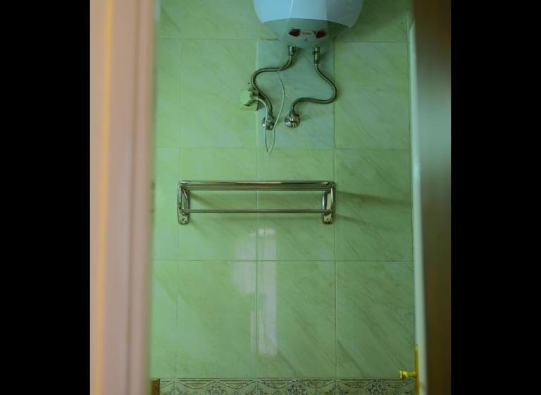 سوییت لوکس, Hoppa Guest House