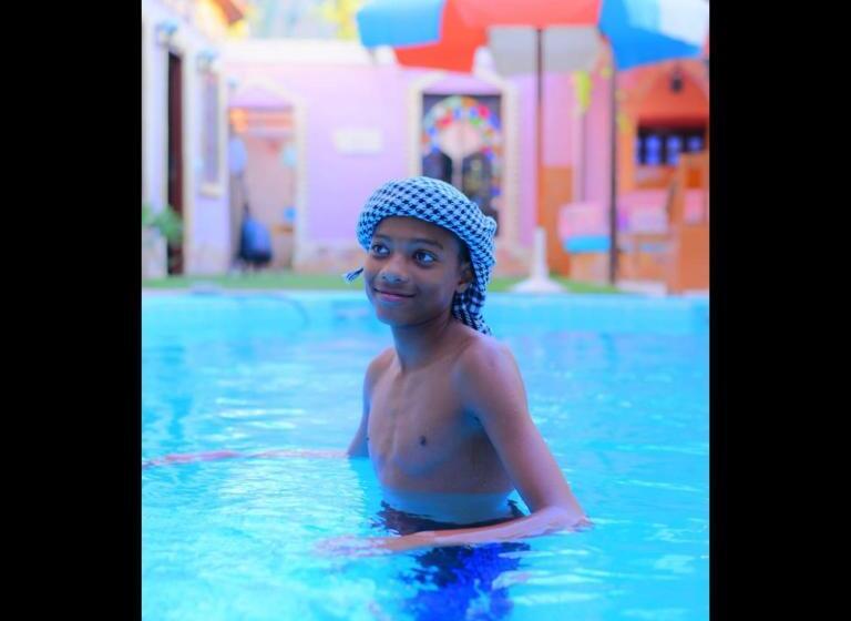سوییت لوکس, Hoppa Guest House