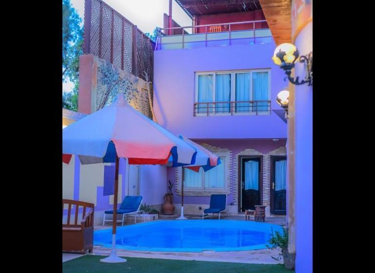 سوییت لوکس, Hoppa Guest House