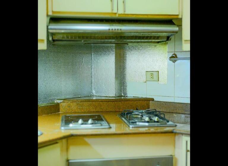 سوییت لوکس, Hoppa Guest House