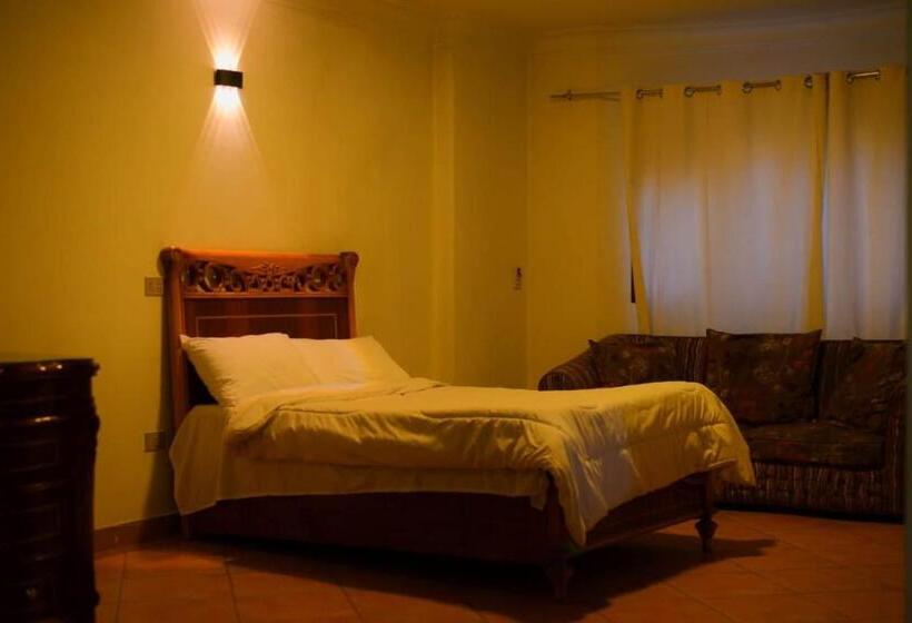 سوییت لوکس, Hoppa Guest House