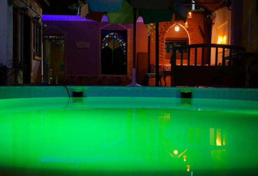 اتاق استاندارد با سرویس بهداشتی مشترک, Hoppa Guest House