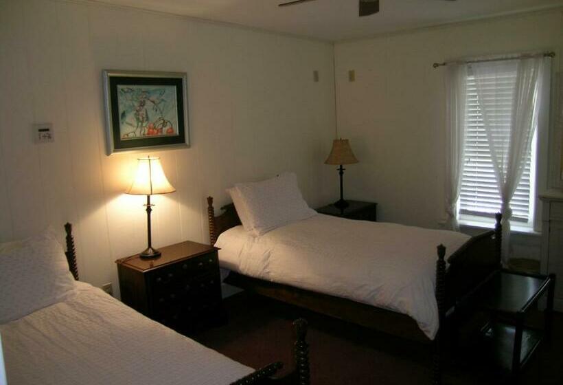 اتاق استاندارد برای معلولان, Emilyville Inn