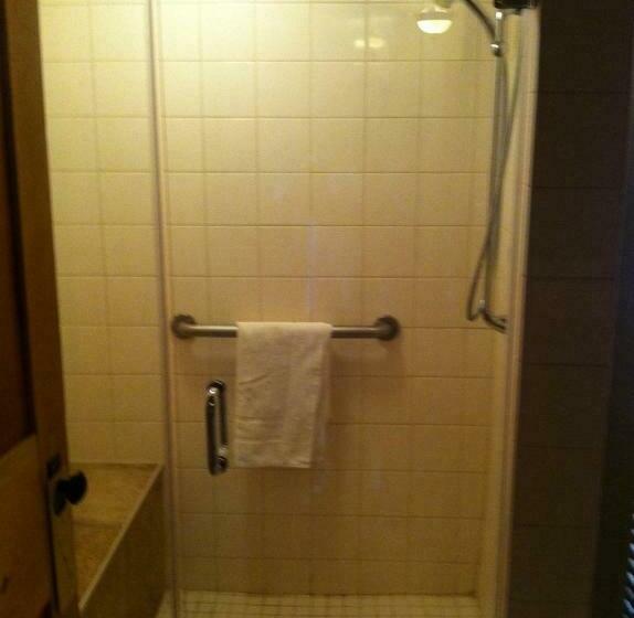 اتاق استاندارد برای معلولان, Emilyville Inn