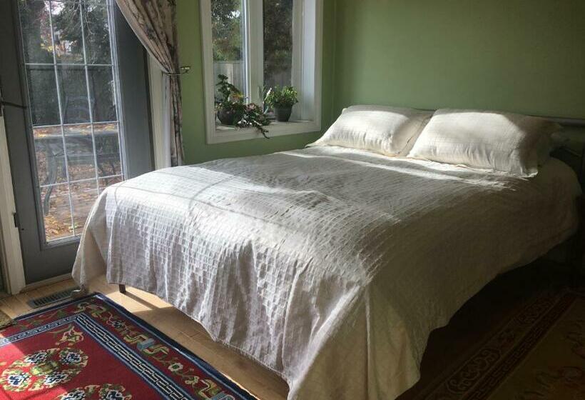 اتاق استاندارد با چشم‌انداز باغ, Mediterranean Edmonton Bnb