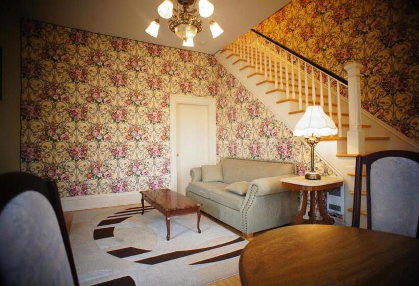 سوییت لوکس, Inn On Frederick