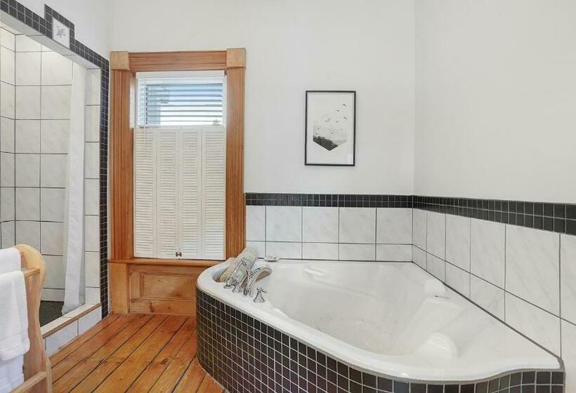 اتاق سوپریور با تخت دو نفره بزرگ, Sail Inn Lunenburg