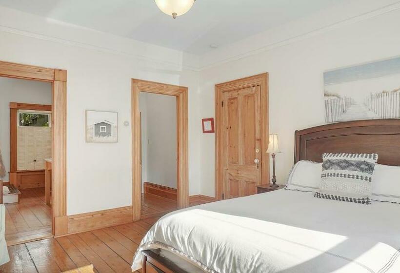 اتاق استاندارد با تخت دو نفره بزرگ, Sail Inn Lunenburg