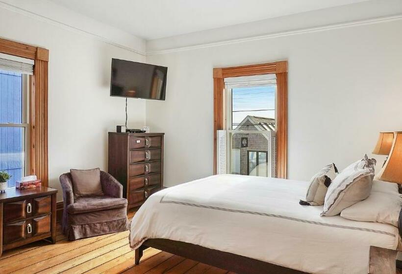 اتاق سوپریور با تخت دو نفره بزرگ, Sail Inn Lunenburg