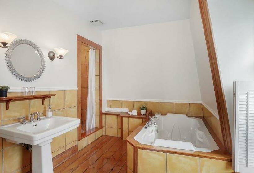 اتاق سوپریور با تخت دو نفره بزرگ, Sail Inn Lunenburg