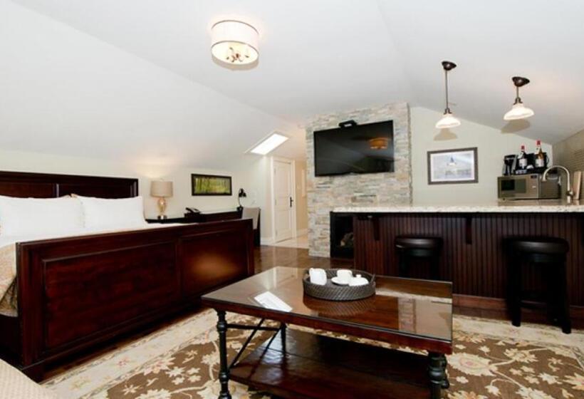 استودیوی استاندارد, 124 On Queen Hotel & Spa