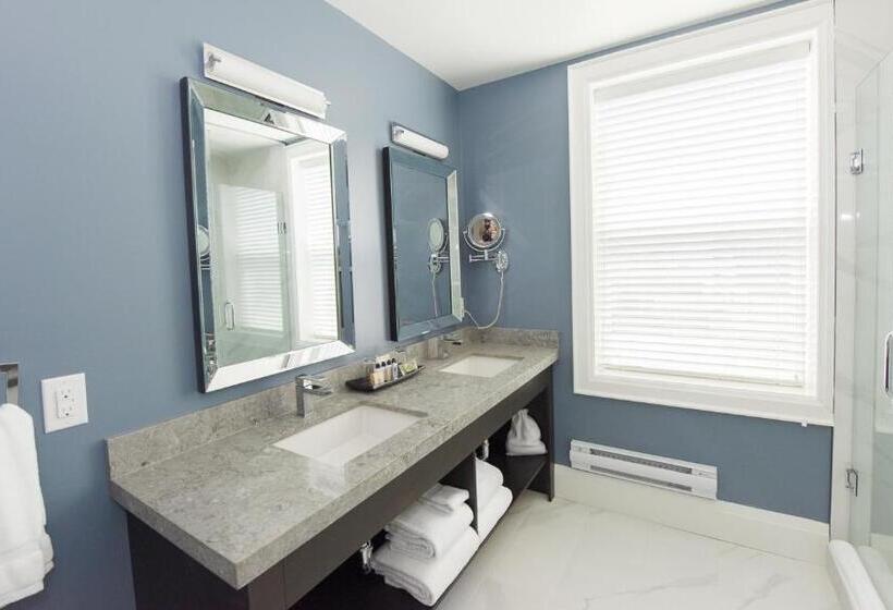 استودیوی استاندارد, 124 On Queen Hotel & Spa