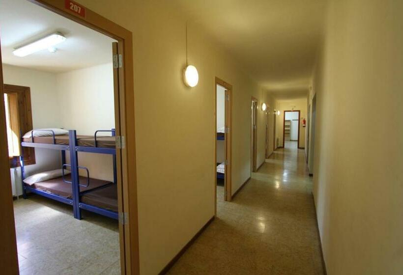 اتاق استاندارد سه تخته با سرویس بهداشتی مشترک, Alberg Roques Blanques